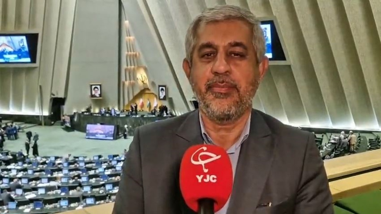 ملت ایران با استواری در برابر استکبار جهانی ایستاده است