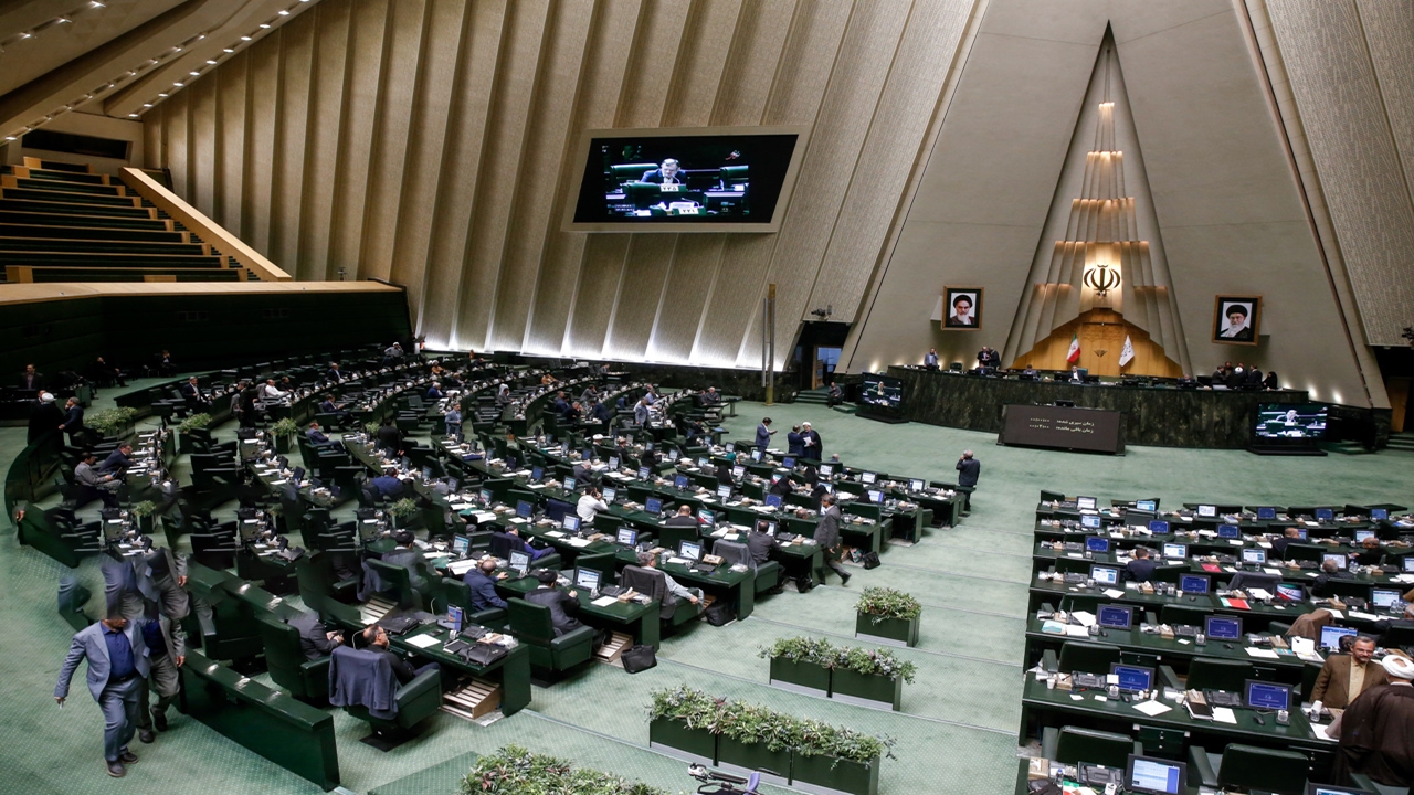 قیمت بنزین و وضعیت حقوقی کارکنان دولت از جمله محور‌های تذکرات نمایندگان مجلس