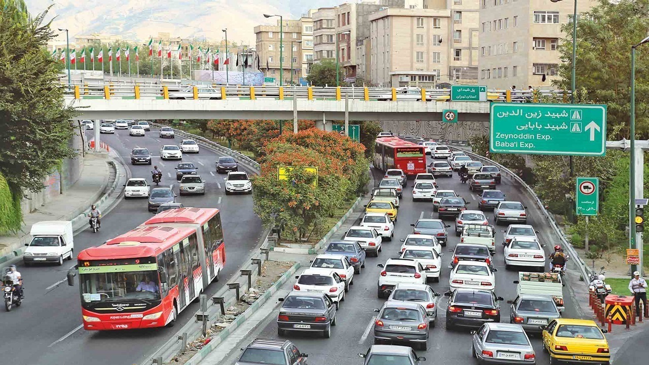 ترافیک در اشرفی اصفهانی حوالی سیمون بولیوار پرحجم و سنگین است