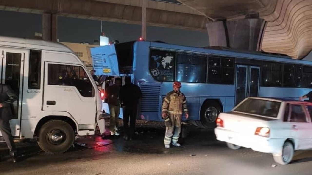 تصادف زنجیره‌ای چهار سرویس پرسنلی در بزرگراه همدانی