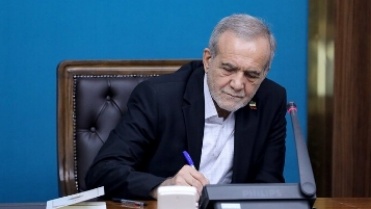 ملتی که میخواهد زنده باشد باید کتاب را جدی بگیرد