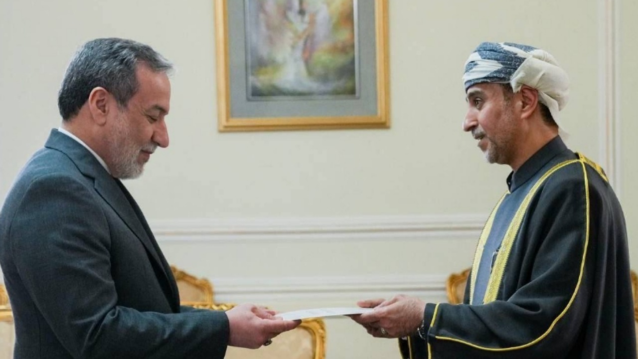 تسلیم رونوشت استوارنامه سفیر جدید سلطنت عمان به وزیر امور خارجه کشورمان