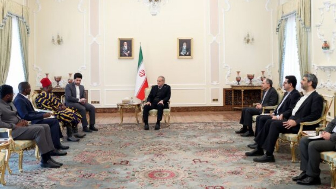 پزشکیان: اولویت دولت چهاردهم، توسعه مناسبات اقتصادی با دیگر کشور‌ها است