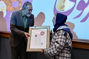 اعطای نشان درجه یک هنری به «مینو غزنوی»