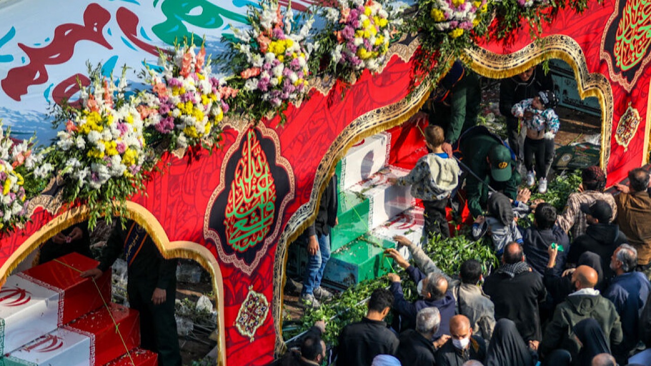 تشییع ۳۰۰ شهید گمنام، پیام انسجام مردم را به جهان مخابره کرد