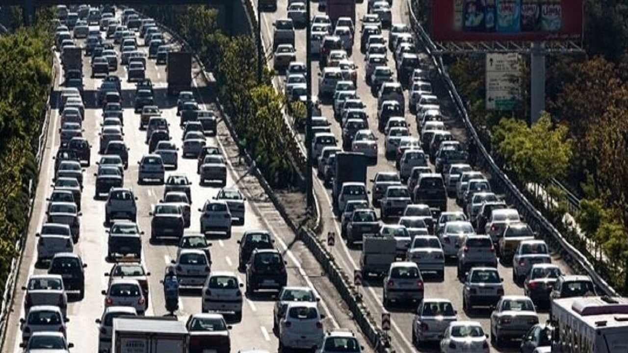ترافیک پر حجم در بزرگراههای تهران همزمان با بارش باران