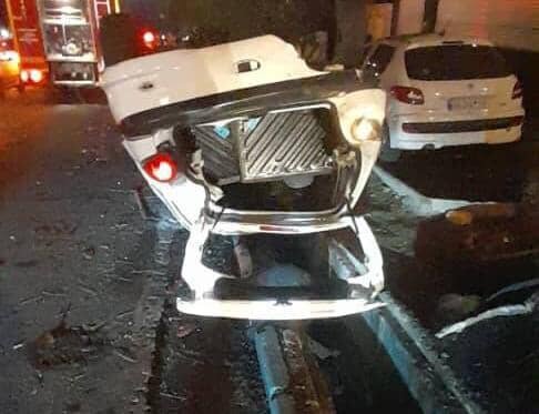 واژگونی خودروی پژو ۲۰۶ در برخورد زنجیرهای ۴ وسیله نقلیه در بزرگراه باقری