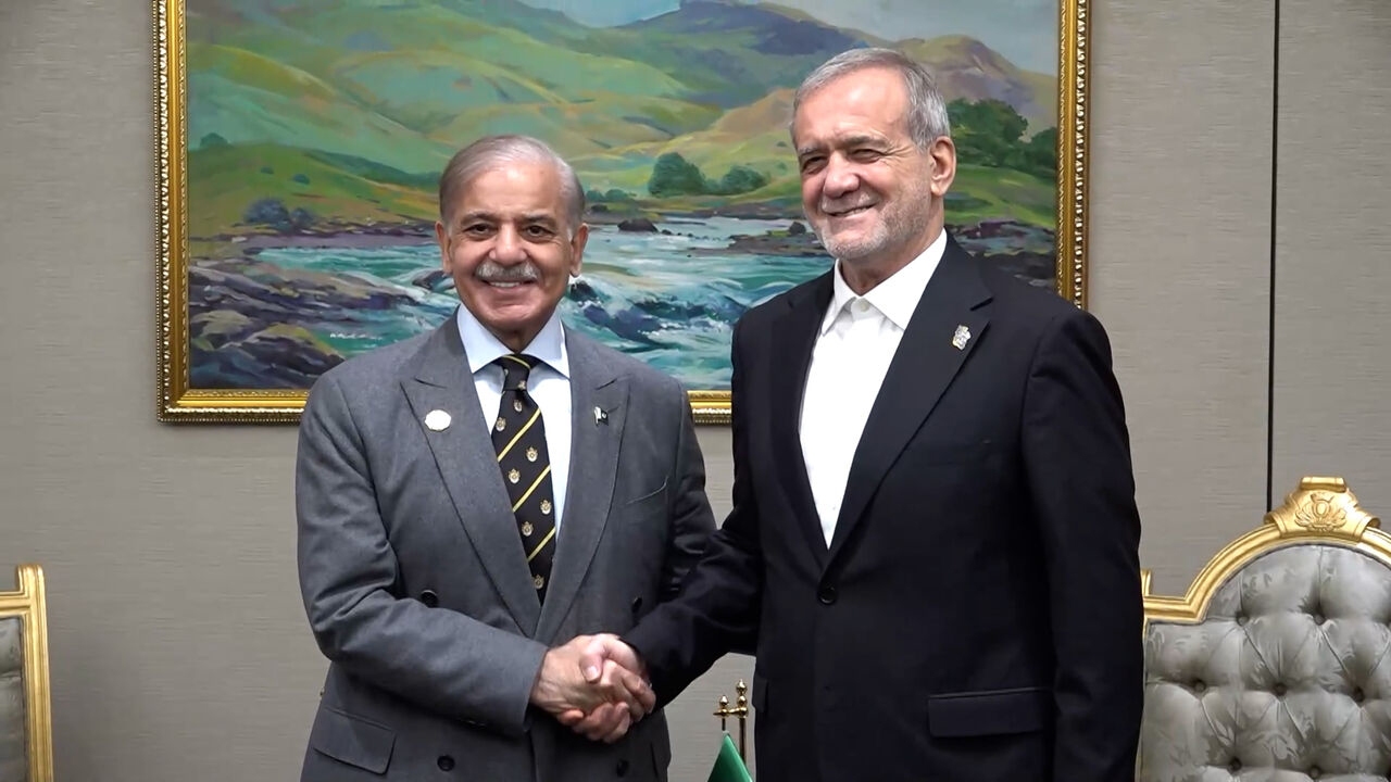 تاکید سران ایران و پاکستان بر تقویت همکاریهای مشترک و تسریع در اجرای توافقات