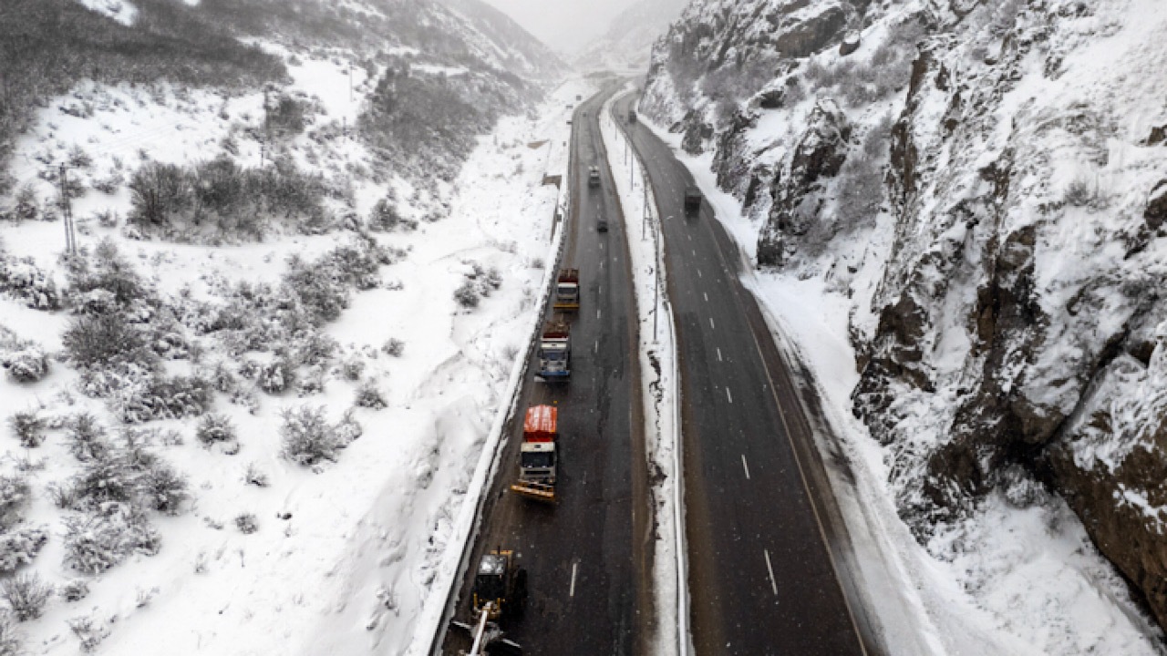 خودروهای بدون زنجیر چرخ حتی در شرایط عادی از محورهای کوهستانی برگردانده میشوند