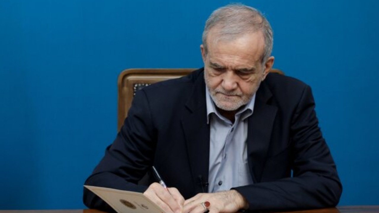 پزشکیان: استاد دینانی عقلانیت و معنویت را به‌درستی به‌هم پیوند زده‌اند