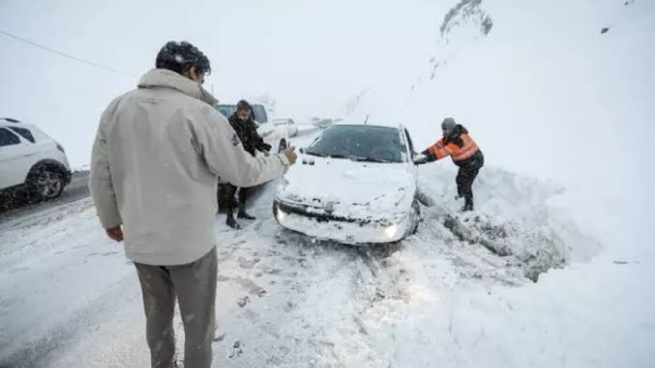 انسداد مقطعی چند محور کشور به‌دنبال بارش‌های گسترده/ بی‌توجهی به هشدار‌های جوی جان مسافران را گرفت