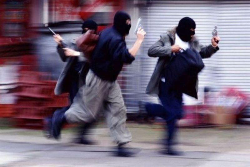 آب معدنی سارقان مسلح را لو داد!