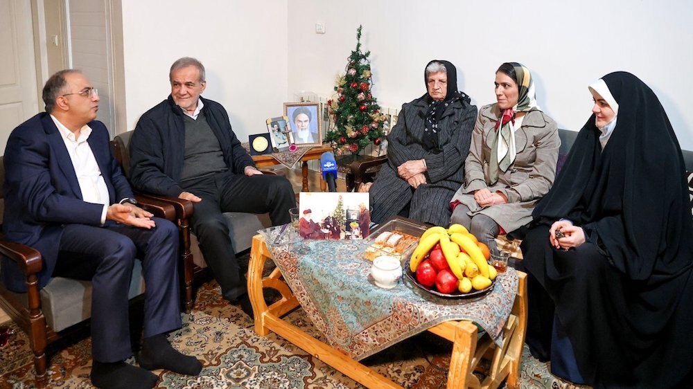 دیدار پزشکیان با خانواده شهید ارمنی در شب میلاد مسیح + عکس