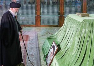 آغاز جشن‌های پیروزی انقلاب اسلامی با حضور رهبر انقلاب در حرم مطهر حضرت امام خمینی (ره)