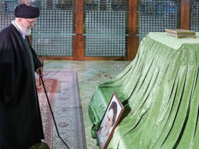 آغاز جشن‌های پیروزی انقلاب اسلامی با حضور رهبر انقلاب در حرم مطهر حضرت امام خمینی (ره)