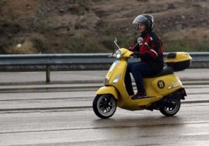 تلاش برای لغو مصوبه دولت درباره گواهی‌نامه موتور زنان