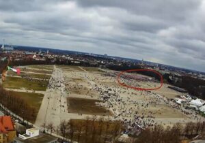 سیرک مونیخ؛ کارگردان: پسر شاه فراری ایران؛ تهیه‌کننده: دولت آلمان