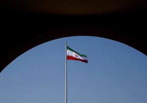 عجیب اما واقعی؛ پرچم کشورت را آتش بزن تا وطندوست صدایت کنند!