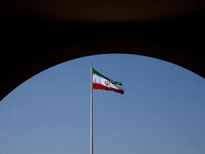 عجیب اما واقعی؛ پرچم کشورت را آتش بزن تا وطندوست صدایت کنند!