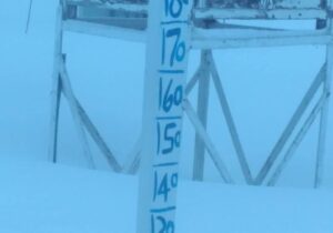 تصویری شگفت و جالب توجه از ارتفاع برف در کوهرنگ