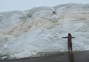 عکس: ارتفاع برف در این منطقه از کشور به ۶ متر رسید!