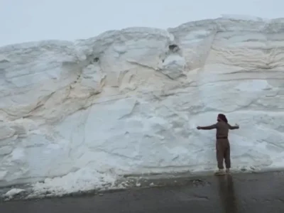 عکس: ارتفاع برف در این منطقه از کشور به ۶ متر رسید!
