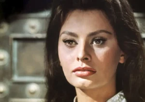 عکس: تصویری از سوفیا لورن پیش از دیدار با ملکه الیزابت