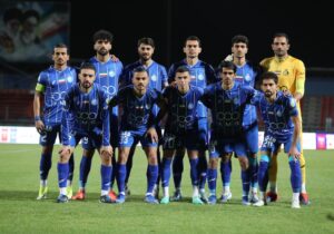 عکس: سرمربی جدید استقلال تماشاگر بازی با مس