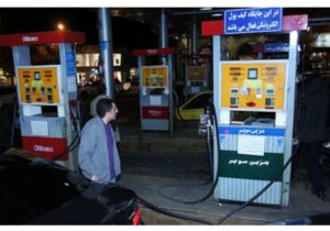 نیازی به پمپ‌بنزین نیست؛ کنار خیابان بنزین بزنید!