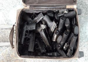 کشف ۱۵ کلت از چمدان یک پسر و دختر