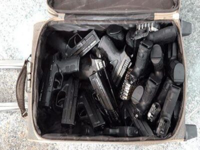 کشف ۱۵ کلت از چمدان یک پسر و دختر