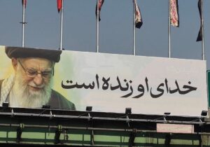 سیاهپوشی و اکران محیطی معابر منطقه ۸ در سوگ قائد امت