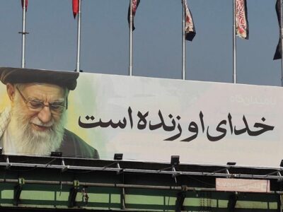 سیاهپوشی و اکران محیطی معابر منطقه ۸ در سوگ قائد امت