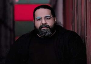 رضا صادقی برای «وطن» می‌خواند