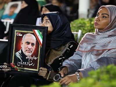 بالای سرمان موشک می‌زنند و ما فریاد الله اکبر سر می‌دهیم/ رمز موفقیت ما ایرانیان اتحاد است