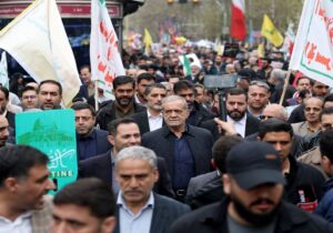 همراهی رئیس‌جمهور با راهپیمایان روز قدس تهران