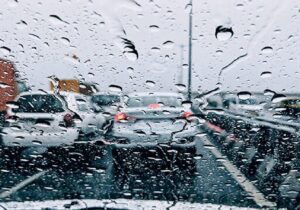 ترافیک نیمهسنگین در محورهای چالوس و هراز/ مه گرفتگی و بارش باران در ۱۹ استان