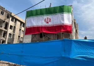 نصب ابرنمای پرچم ایران بر جداره ساختمان آسیبدیده بزرگراه شهید باقری
