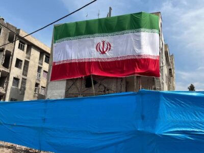 نصب ابرنمای پرچم ایران بر جداره ساختمان آسیبدیده بزرگراه شهید باقری