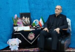 یادگار کودکان شهید میناب در کنار رئیسجمهور