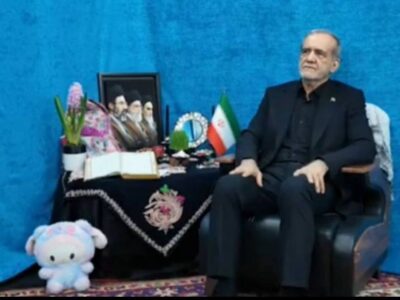 یادگار کودکان شهید میناب در کنار رئیسجمهور