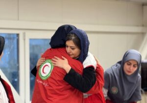 پردیس احمدیه بازیگر در جمع نیروهای هلال احمر در لحظه تحویل سال ۱۴۰۵