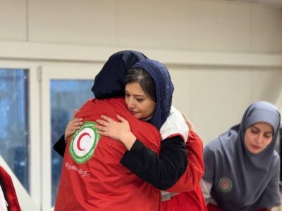 پردیس احمدیه بازیگر در جمع نیروهای هلال احمر در لحظه تحویل سال ۱۴۰۵