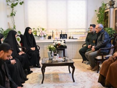 دیدار شهردار منطقه یک با خانواده شهدای جنگ رمضان