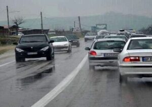 ترافیک سنگین در محور چالوس/ بارش باران در جاده‌های ۱۴ استان کشور