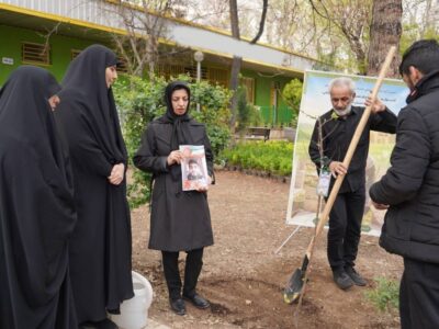 ارائه نهال رایگان در بوستان تمدن منطقه ۸ همزمان با روز طبیعت
