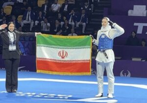 دور افتخار ملی پوش تکواندو با پرچم ایران پس از قهرمانی در رقابت‌های جهانی تاشکند+ فیلم