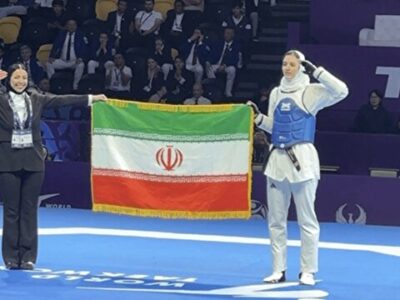دور افتخار ملی پوش تکواندو با پرچم ایران پس از قهرمانی در رقابت‌های جهانی تاشکند+ فیلم