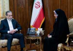 دیدار مهدیه اسفندیاری شهروند ایرانی با عراقچی