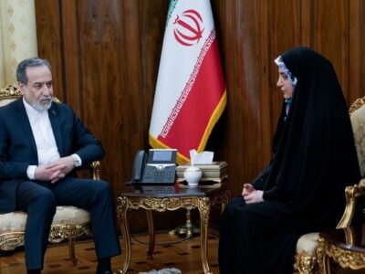 دیدار مهدیه اسفندیاری شهروند ایرانی با عراقچی